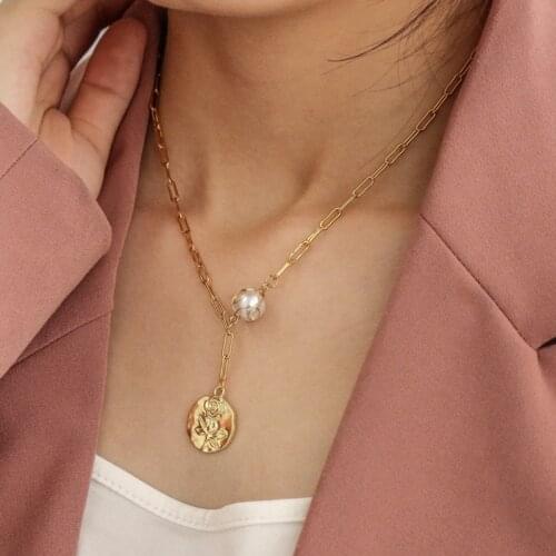 2021 New Design Natural Pearl Necklace Metal Gold Color Necklace Geometric Oval Necklace Pendant Fashion Jewelry