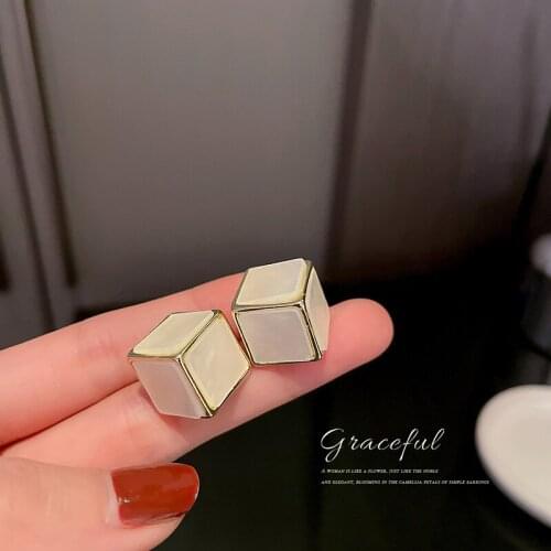 2021 new South Korean simple fashion exquisite small cube advanced sense earrings French network red temperament earrings woman