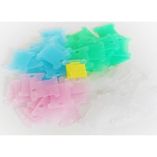 AMO Plastic Floss Bobbins, 4 colores Cross Stitch Embroidery Floss Cotton Thread Organizer Holder 20pcs Floss Winder Sotrage