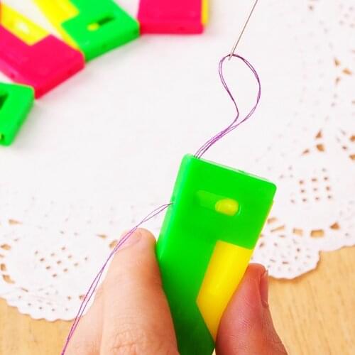 1Pcs Random Color Elderly Convenient Use Automatic Easy Sewing Needle Device Threader Thread Guide Tool For Older