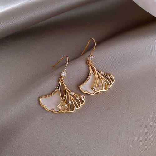 2021 New Trendy Ginkgo Leaf Golden Drop Earrings For Women Fashion Charm Lady Party Classic Earrings Zinc Alloy Metal Pendant