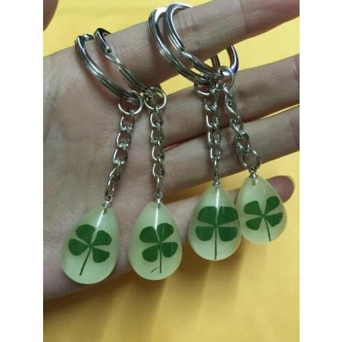 FREE SHIPPING 25 pcs vogue real cool four leaf clover glow in the dark keychain