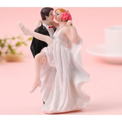 Groom embraces the bride wedding toy Resin Crafts Decoration Valentines Day Gift Cake Top Decoration wedding gift