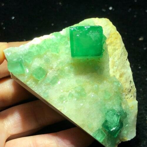 134.8gNatural rare green fluorite and quartz mineral stone home decoration ring vein healing geological teaching specimen