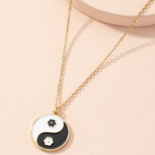 New Gossip Necklace for Women Hip Hop Design Chain Necklace Black White Contrast Flower Romantic Necklaces Go Shopping Jewelry