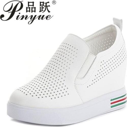 Womens autumn new sneakers thick-soled sports shoes casual all-match explosive autumn and winter Height small white shoes