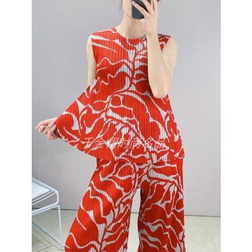 HOT SELLING Miyake new Style o-neck sleeveless T-shirt in the fold Side split pants printing geometry two-piece outfit IN STOCK