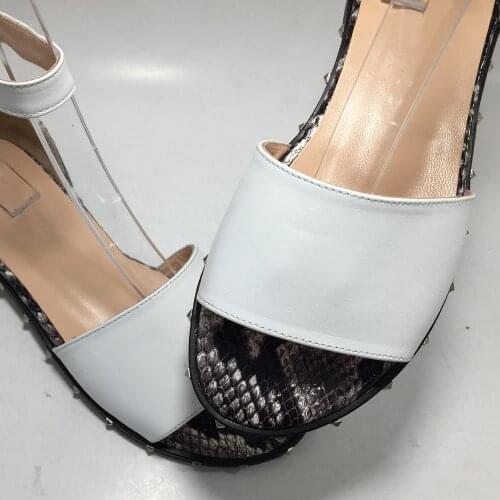 Women Luxury Design Sandals White Snake Printed Spring and Summer Fashion Lightweight Comfy Design Genuine Leather Flat