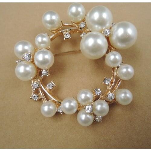 Pearl brooch top new fashion brooch made of metal and crystals