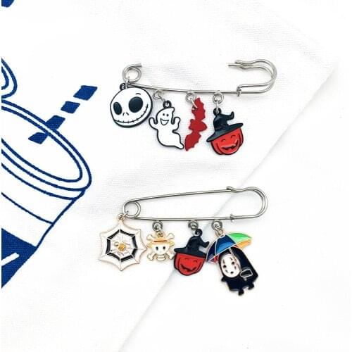 Fashion Halloween Brooch Animal Buckle Cartoons Bags Pins Brooches Enamel Charm Women Safety Men Children Hat Anime Gifts
