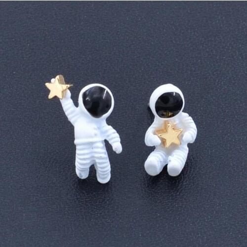 Fashion Creative Hand Picking Stars Astronaut Earrings Womens Cute Cartoon Spaceman Jewelry Accessories Personality Gifts
