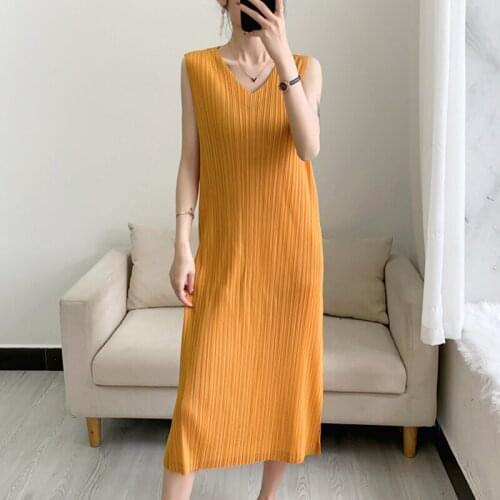 Miyake pleated V-neck sleeveless woman dress 2021 summer new type light mature basic thin folda thin casual dress for woman
