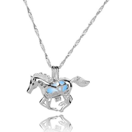 Night Glow Luminous Wild Horse Pendant Necklace Romantic Tricolor Hollow Necklaces Women Boutique Jewelry Collar Accessories New