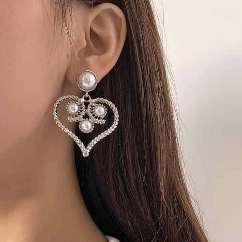Vintage Baroque Style Hollow Love Heart Pearl Dangle Earring for Women Creative Alloy Geometric Eardrop Earring Jewelry Brincos