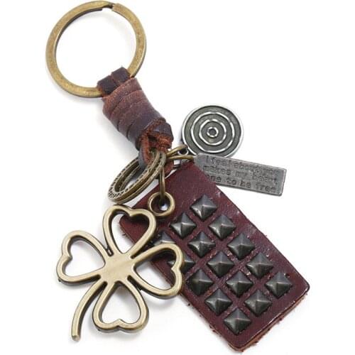 Fashion Vintage Leather Car Keychain Classic Metal Clover Leaf Black Rivets Pendant Ring Key Chain Bag Accessories Retro Jewelry