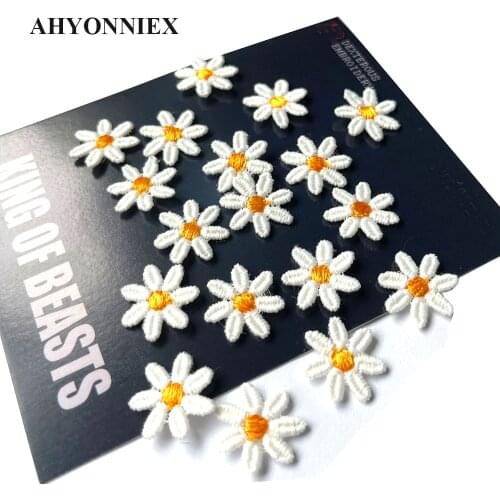 20pcs/lot Mini Daisies Flower Patch Embroidered Sew on Patches for Clothing Applique DIY Hairclip Stickers On Clothes