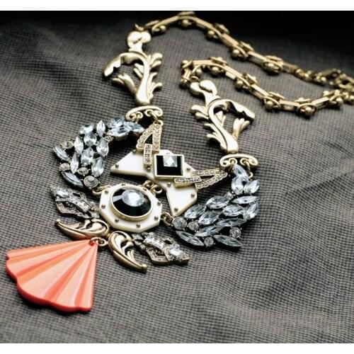 2019 Imitation Gemstone Geometric Orange Fan-shaped Pendant Necklace Antique Gold Color Statement Necklace Indian Jewelry