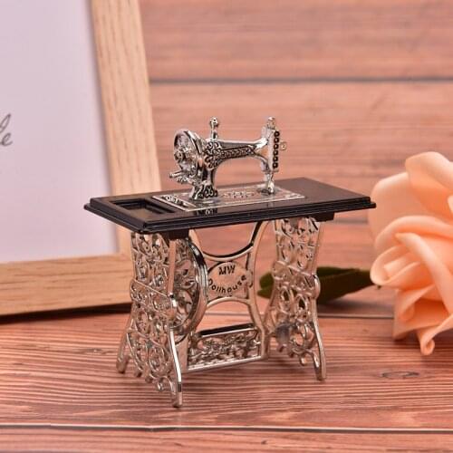 1Pc Mini Exquisite Alloy Miniature Sewing Machine 1:12 Scale Dollhouse DIY Decoration Gift Маленькая швейная машина