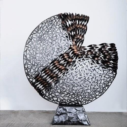 Iron sculpture ornaments arts and crafts creative ornaments in the porch of the model room of the club in the lobby of the hotel