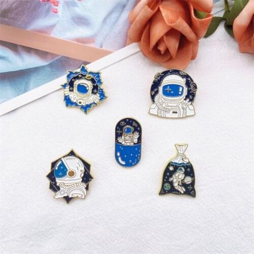 New Creative Astronaut Brooch Badge Personality Capsule Fish Bag Planet Astronaut Exploring New World Enamel Metal Pin Jewelry