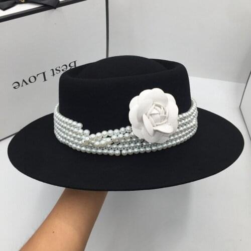 In the spring and autumn winter of the new French Hepburn elegant flat eaves hat with flower and pearls cap for women