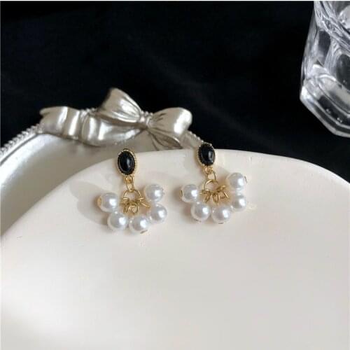 Korean Minority Design Sweet Round Pearl Clip Earrings Women Simple Black Stone Baroque Pearls Clip on Earrings No Pierced Ears