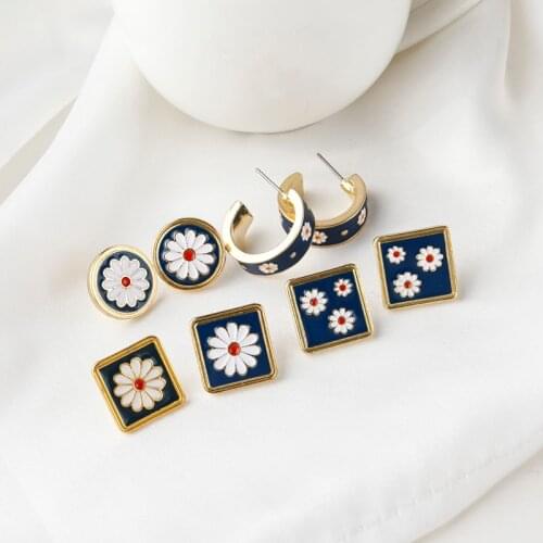 Shamir Han Edition Geometric Little Daisy Earrings Minimalist Wind C Shape Square Earrings Girl Jewelry Gifts