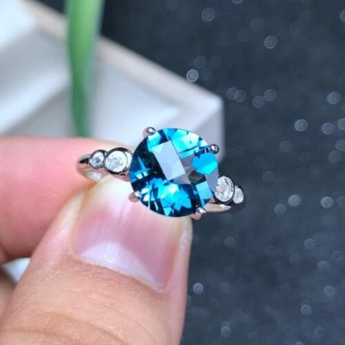 2 carats of the main stone Topazs ring is 925 silver and beautiful