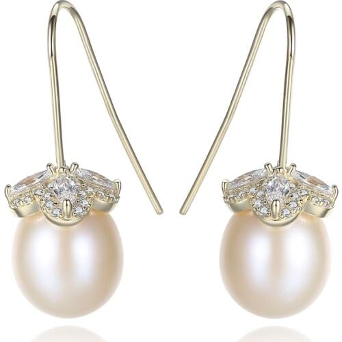 MetJakt S925 Sterling Silver Freshwater Pearl Micro-Inlaid Zircon 18K Gold Electroplated Simple and Elegant Womens Ear Pendant