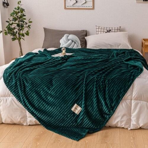 Good quality Blankets for Beds Solid Green Color Soft Warm 300GSM Flannel Blanket On the Bed Thickness Throw Blanket