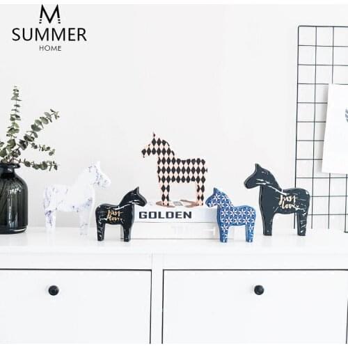 Europe Wooden Horse Ornaments Miniature Figurines Home Decor Desk Decoration Birthday Wedding Gifts Christmas Decorations