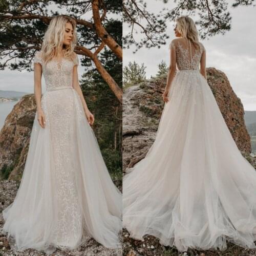 2020 Bohemian Wedding Dresses Jewel Short Sleeves Lace Bridal Gowns Button Back Detachable Train Boho A-Line Wedding Dress