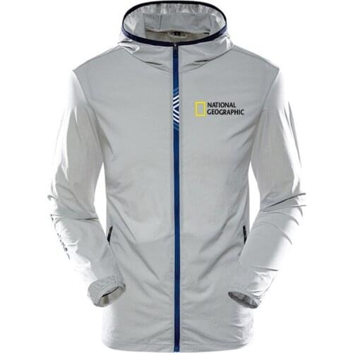 2021 Ultra-Light Mens Summer Hooded Jacket Thin Windbreaker Packable Skin Coat Sunscreen Waterproof Beach Casual Jackets