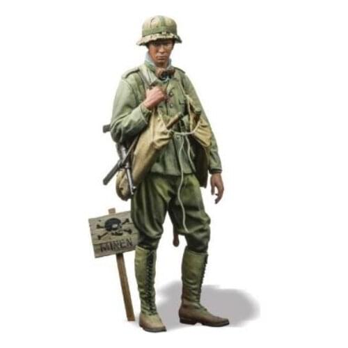 Resin Figure 1/35 ancient man stand (WITH bag ) Model Unassambled Unpainted Figure Building Kit