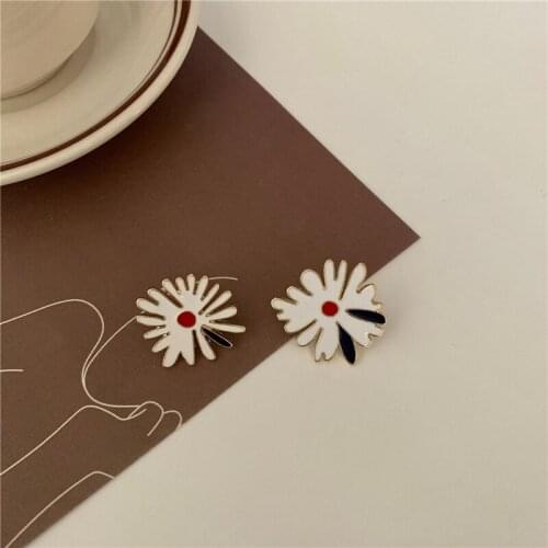 Simple Cute Flower Geometric Asymmetry Stud Earring For Women White Color Korean Style Earrings Party Fahion Fine Jewelry