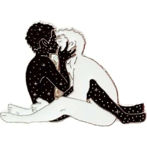 Unisex Coupe Embrace Kiss Enamel Brooch Pin Badge Backpack Decoration Jewelry Men Gay Couples Brooches Superhero jewelry