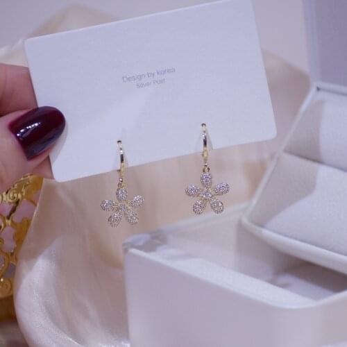 New Design Fashion Korea Jewelery Crystal Flower Elegant Stud Earrings for Woman Holiday Party Daily Exquisite Earring