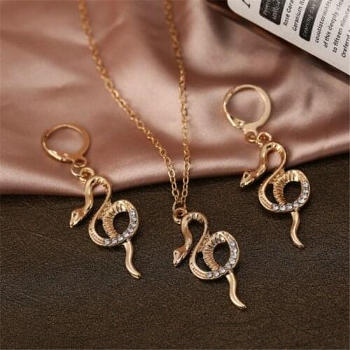 Unusual set for womens jewelry A new personality snake-shaped stainless steel pendant necklace around the neck