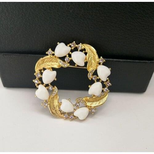 European and American retro Brooch matte gold leaf wreath heart-shaped Brooch pearl bouquet new accessories for women
