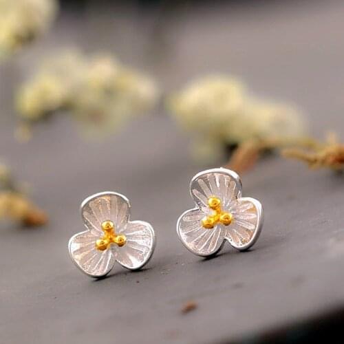 Tibetan Korean fashion flower golden three-leaf stud earrings wholesale korean style cute small earring womens fashion 2019