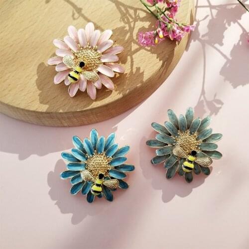 New Product Sweet Romantic Small Fresh Daisy Needle Simple Love Bee Flower Enamel Brooch Girl Metal Breast Badge Jewelry Gift