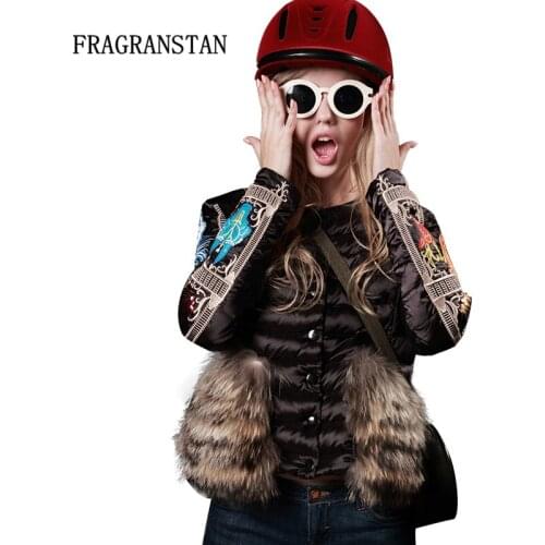 2020 Winter Women Black Pocket Fur Collar Design Light Down Jacket Luxury Embroidery Sequin Stitching Slim O-Neck Girl Coat Y115