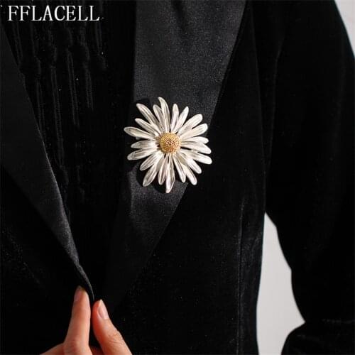 FFLACELL NEW Female Male Elegant Vintage Metal Plant Flowers Daisy Brooch for Women Man Collar Accessories Couple Jewelry Gifts