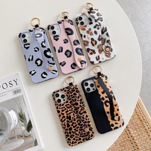 Vogue Wrist Strap Phone Cover For iPhone 12 Mini 11 Pro Max X XR XS 6S 7 8 Plus Vintage Leopard Print Gold Ring Matte Soft Case