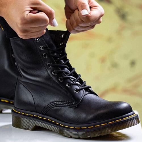 Brand Eight hole Dr Martin boots women 2021 new 1460 British style leather autumn winter Plush 6-hole short boots ins fashion