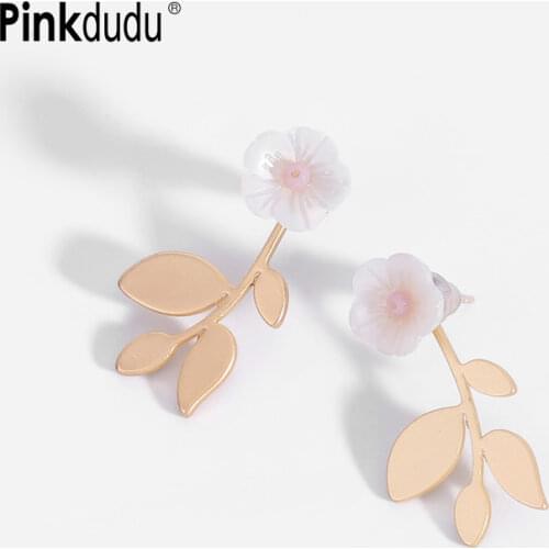 Pinkdudu Fashion Gold Metal Leaves Dangle Earrings Elegant Vintage Acrylic White Flower Drop Earrings Jewelry for Women OG097