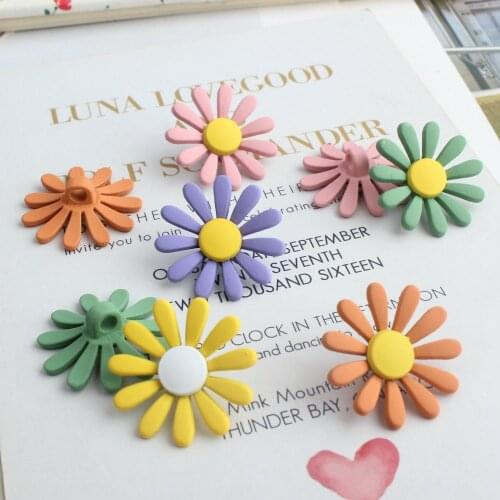 Newest 50pcs 23*23mm Rubber Enamel Alloy Daisy Flower Sunflower Hair Jewelry Clips Oil Drop Butotn Charms Ornament Material