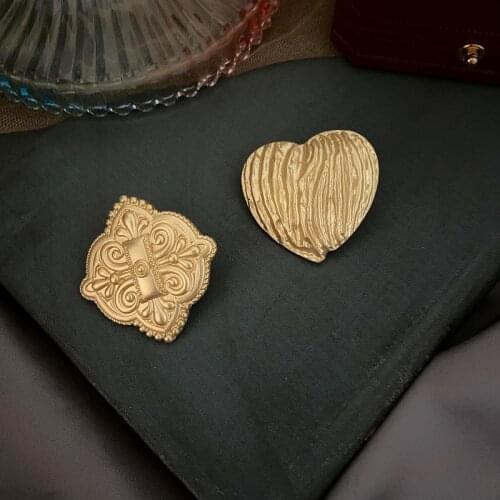 French retro simple Baroque relief texture neckpin peach heart matte gold cardigan anti light pin female button