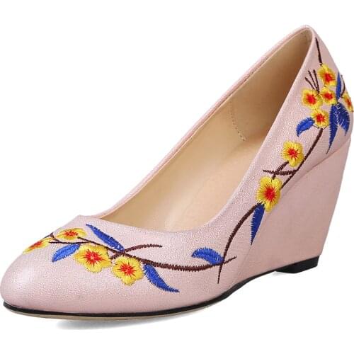 In 2019 the spring and autumn period and the new high-heeled wedge embroidery round head size 43 yards 33 - shallow single shoes