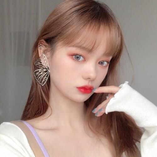 2021 new exaggerated large metal gold feathered lug clamps for ladies perforated earrings for girls jewelry fairy temperament